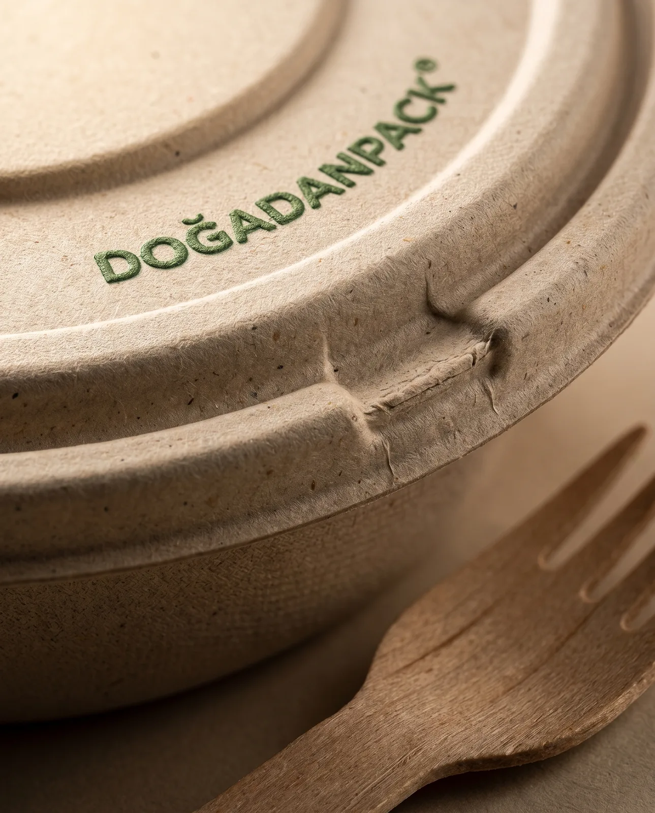 DOĞADANPACK kabartma logolu bagasse kapak, makro detay
